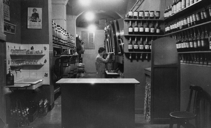 Interior del celler Farre del Mas, foto d'època