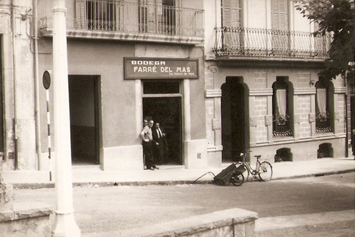 Façana del celler Farré del Mas els anys 60