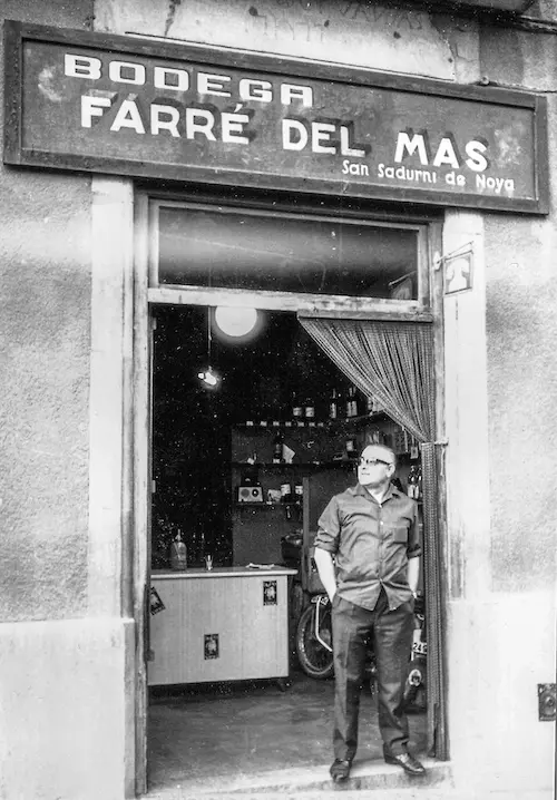 Peres Xic a la porta del celler Farré del Mas